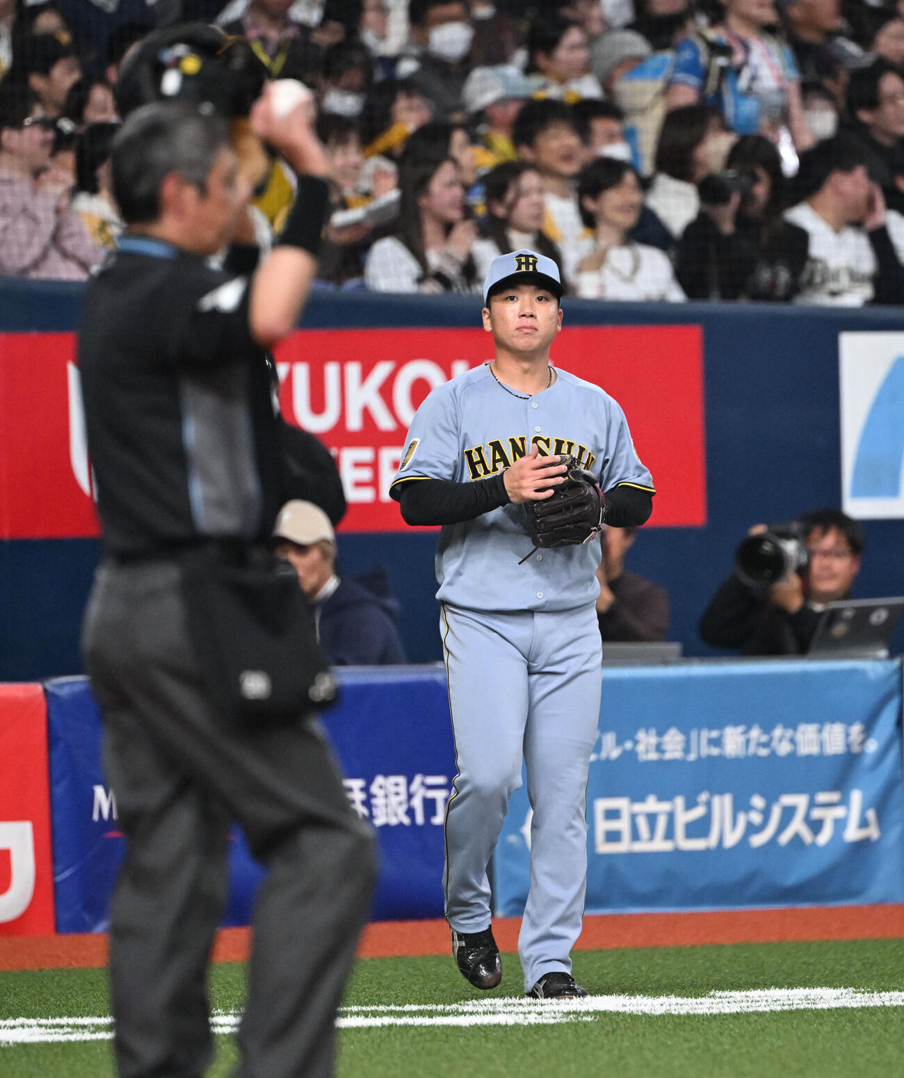 オリックス対阪神　2回裏オリックス1死二、三塁、紅林に犠飛を浴びた村上（撮影・和賀正仁）