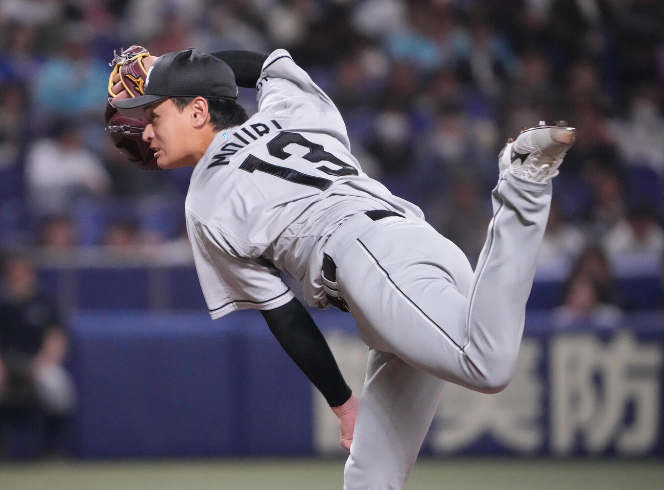 1回裏、登板するロッテ先発の毛利（撮影・森本幸一）