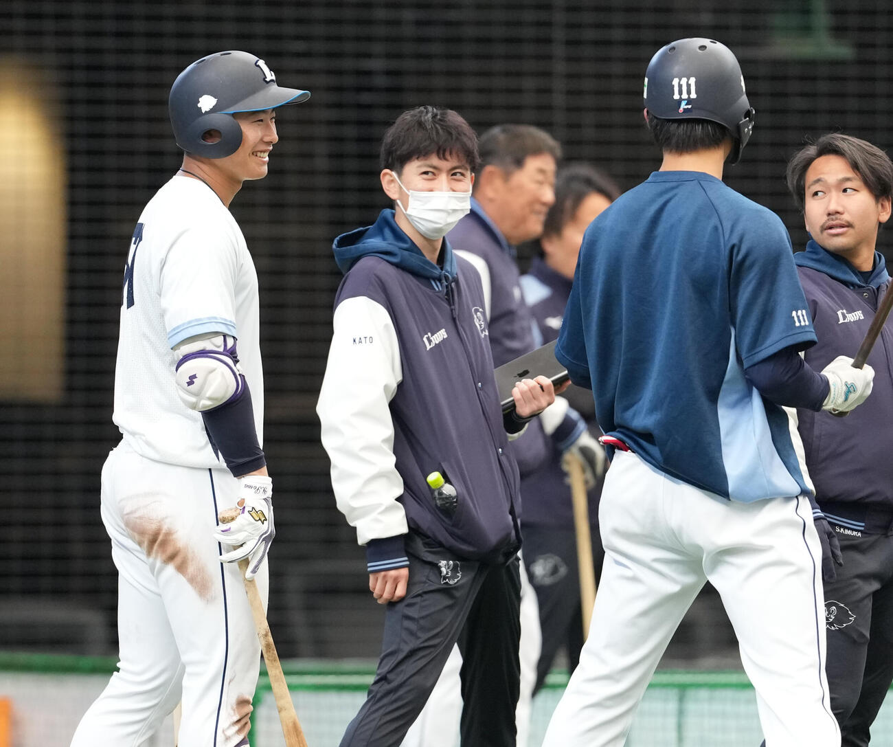 西武対DeNA　談笑する西武横田（左）と新井（右手前）（撮影・鈴木みどり）