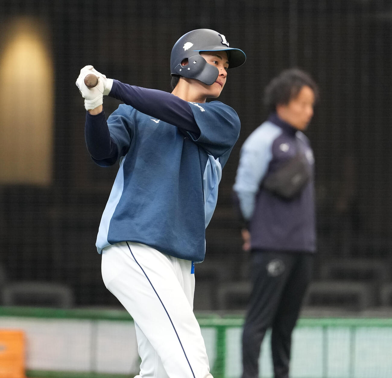 西武対DeNA　素振りする西武新井（撮影・鈴木みどり）