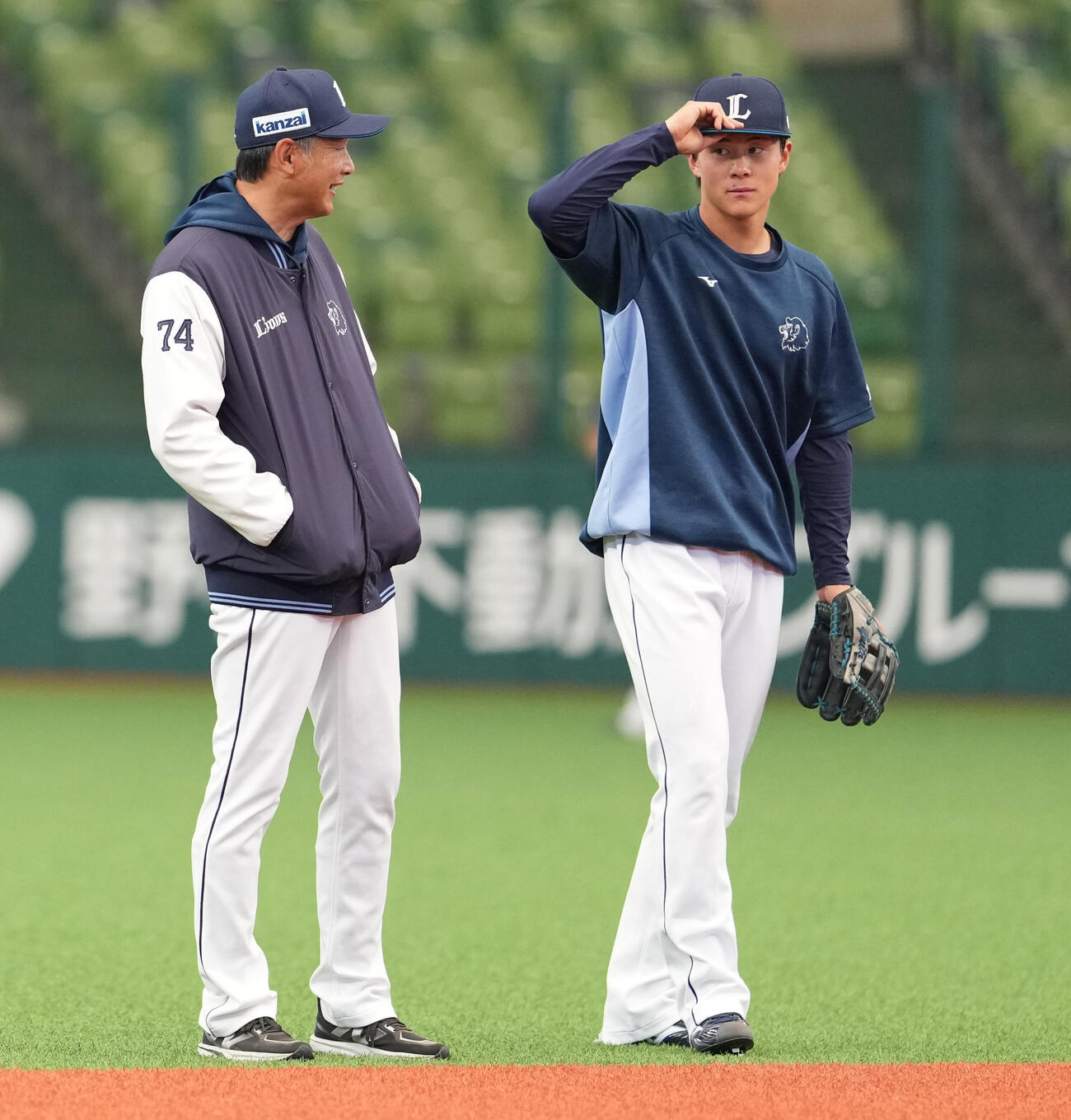 西武対DeNA　新井（右）に声をかける西武西口監督（撮影・鈴木みどり）
