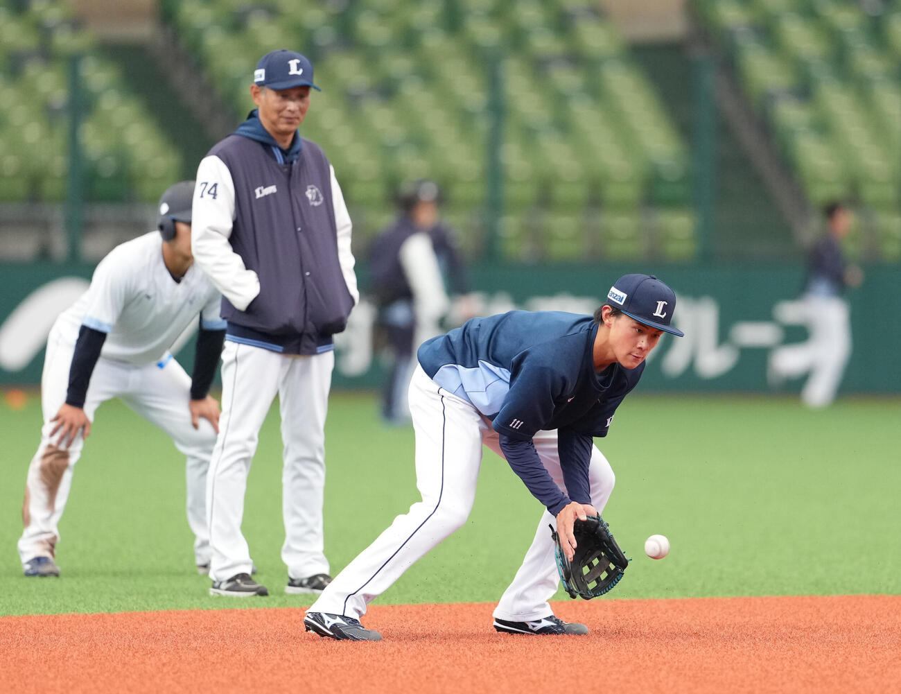 西武対DeNA　守備練習する西武新井。後方は西口監督（撮影・鈴木みどり）