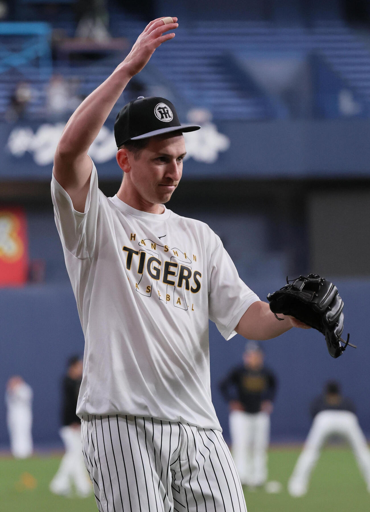 阪神対オリックス　キャッチボールする阪神ディベイニー（撮影・宮崎幸一）