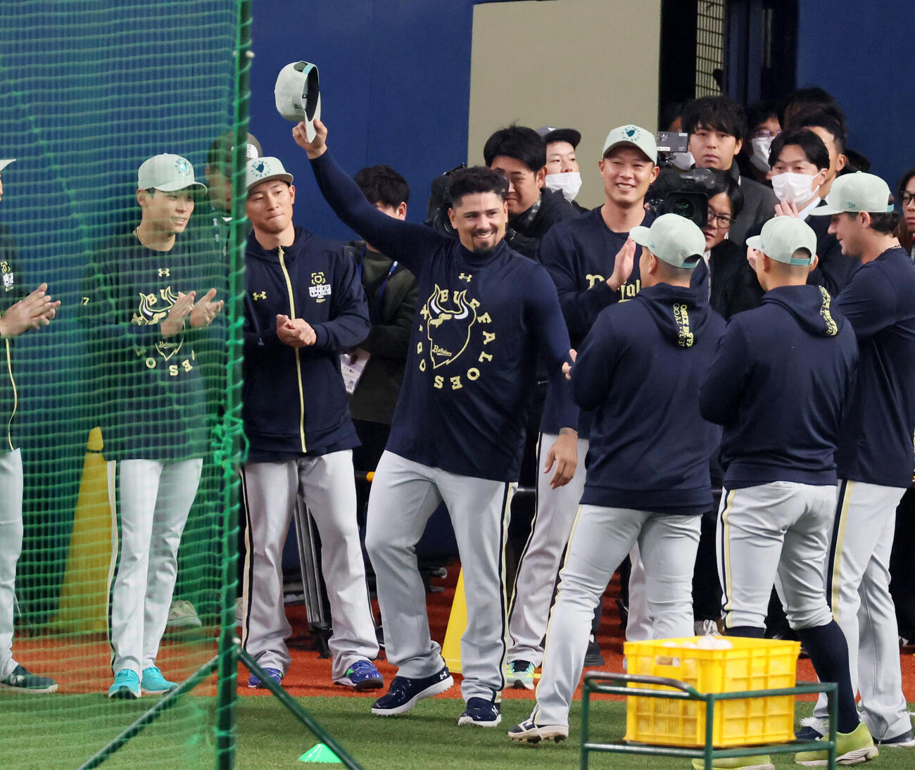 阪神対オリックス　練習前、WBC優勝国のベネズエラチームでプレーしたマチャドはナインから拍手でたたえられ帽子を取って応える（撮影・加藤哉）