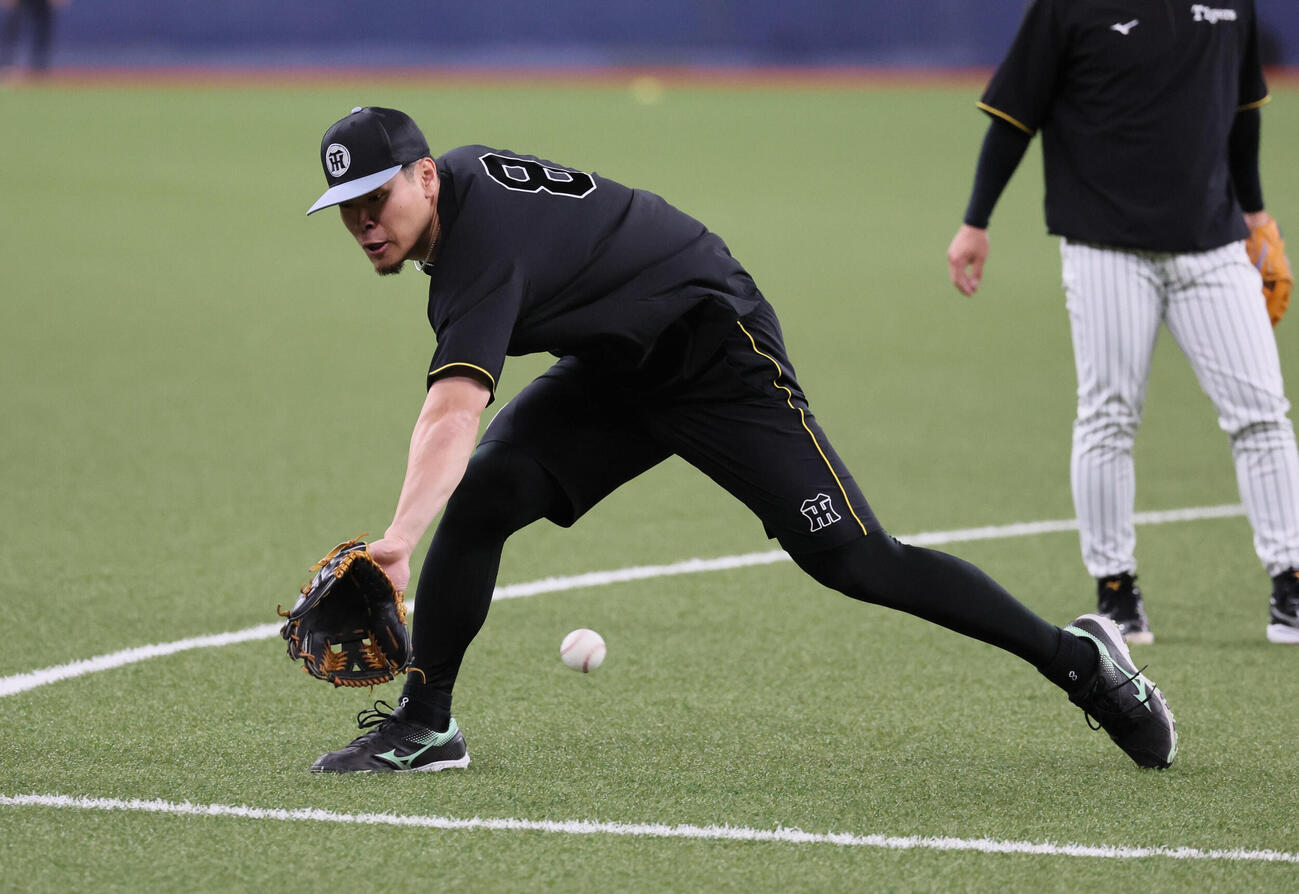 阪神対オリックス　三塁ノックを受ける阪神佐藤輝（撮影・宮崎幸一）