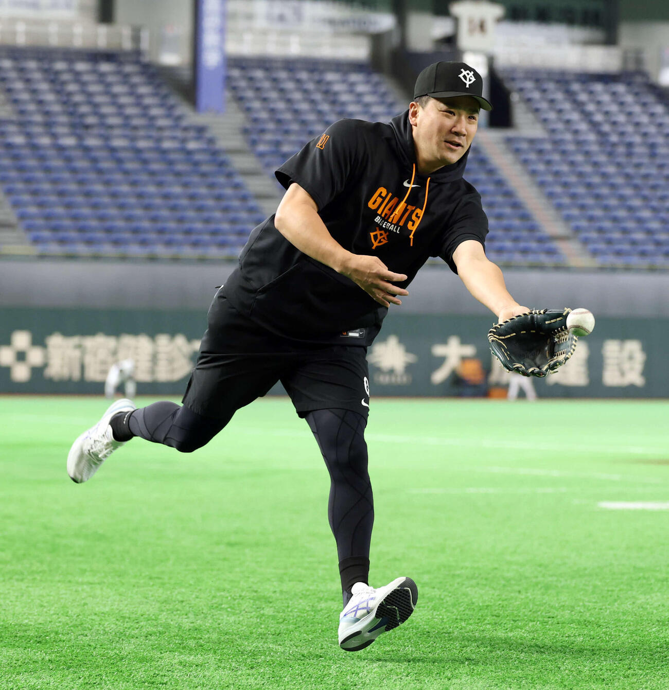 巨人対楽天　ノックでグラブトスする巨人田中将（撮影・浅見桂子）