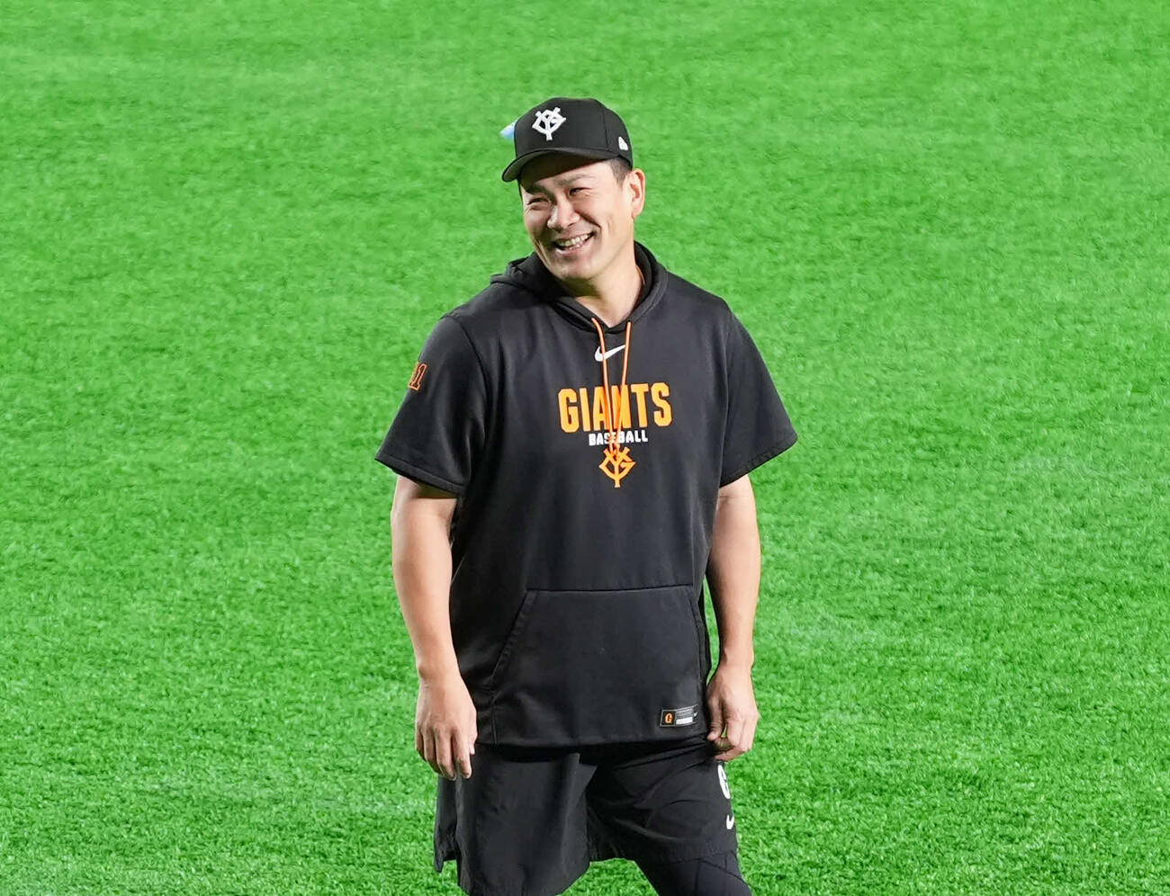 結婚記念日を祝われ笑顔を見せる巨人田中将（撮影・増田悦実）