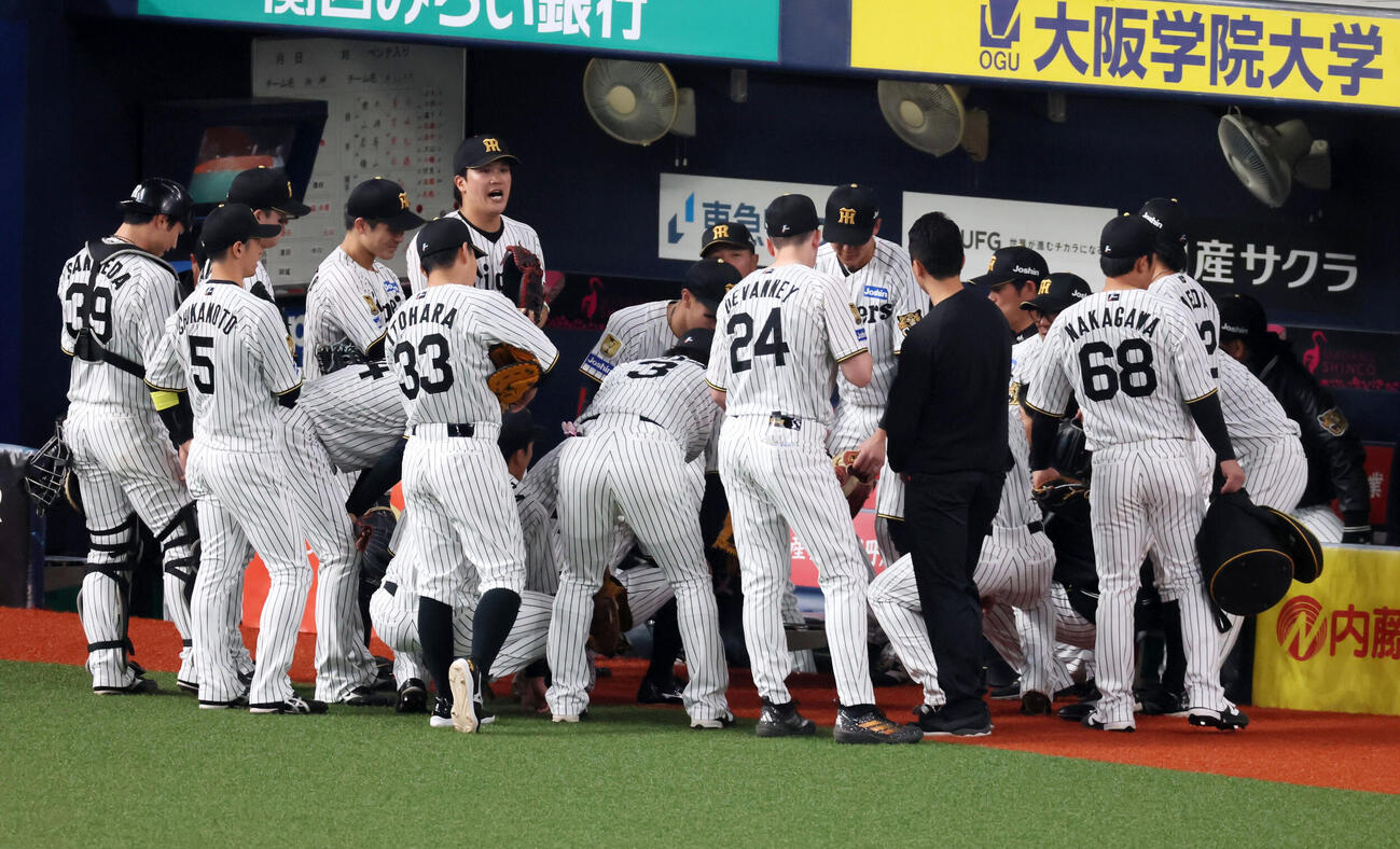 阪神対オリックス　試合前に円陣を組む阪神ナイン（撮影・加藤哉）