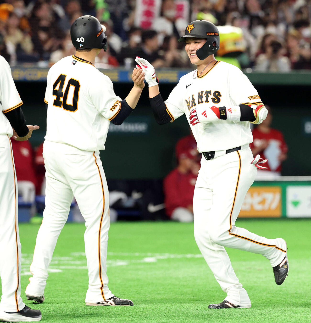 巨人対楽天　6回裏巨人無死一塁、坂本勇（右）は左越え2点本塁打を放ち、中山と笑顔でハイタッチ（撮影・浅見桂子）