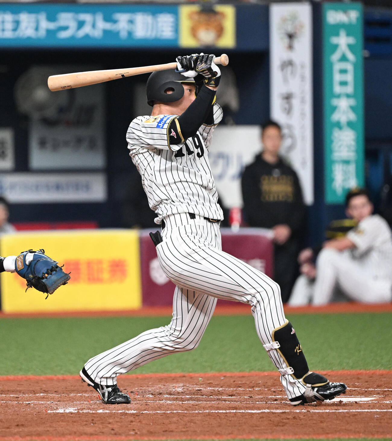 阪神対オリックス　3回裏阪神無死、右翼線に二塁打を放つ近本（撮影・和賀正仁）