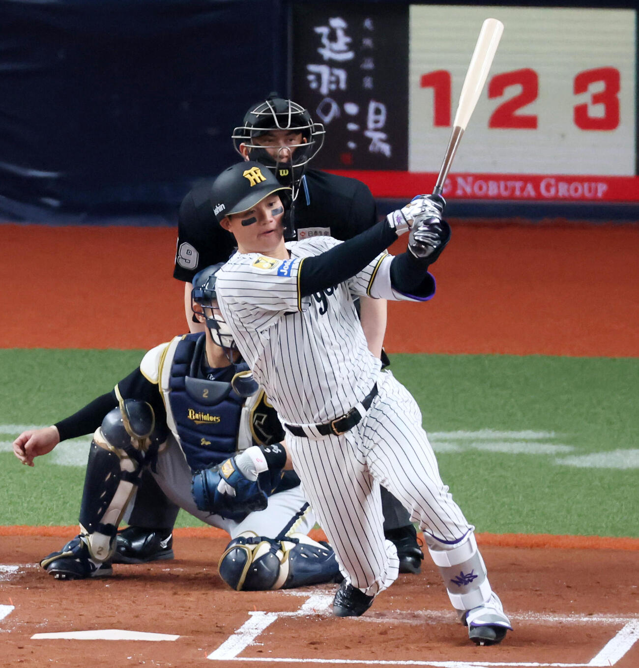 阪神対オリックス　1回裏阪神1死一塁、森下は左前打を放つ（撮影・加藤哉）