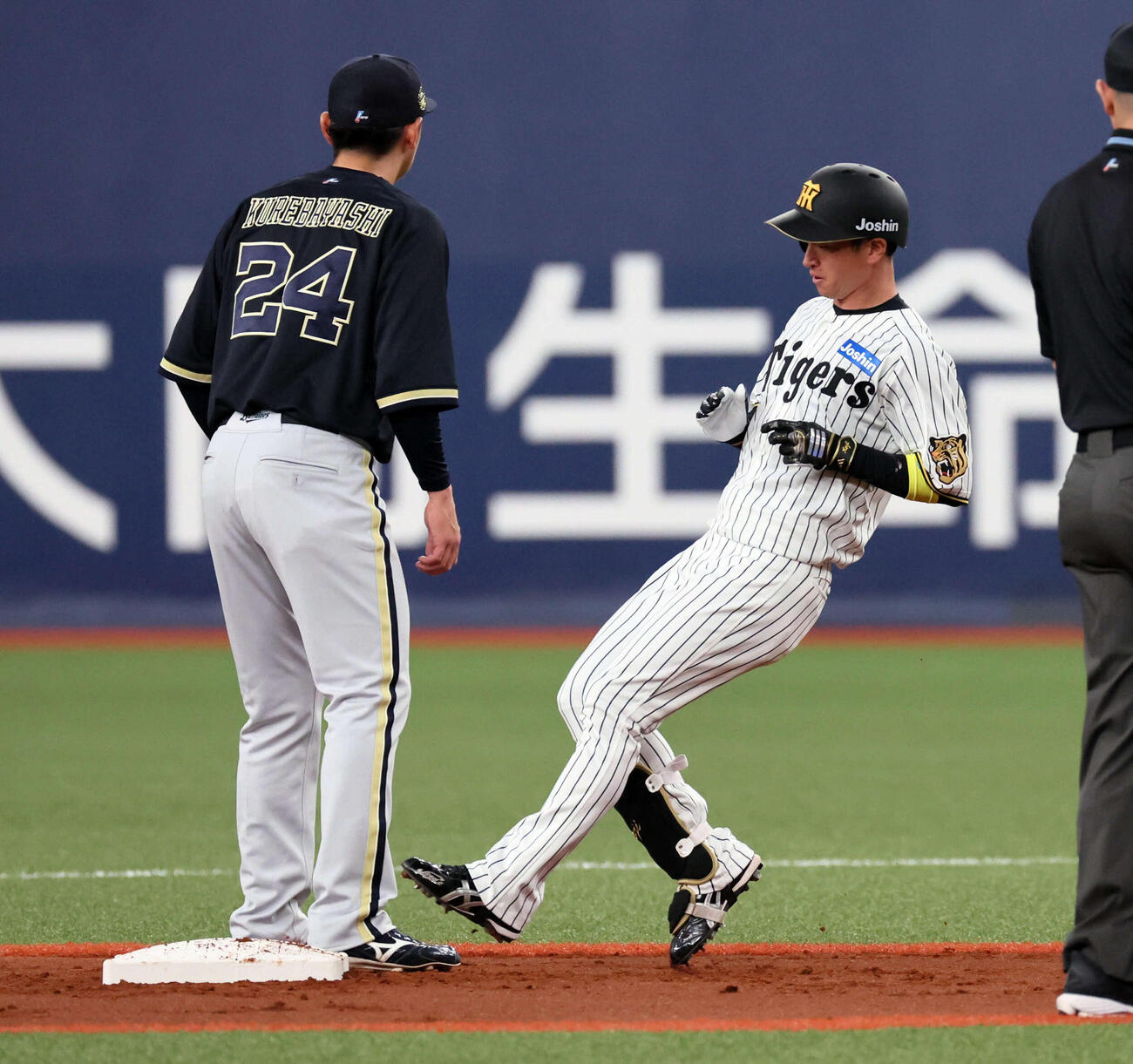 阪神対オリックス　3回表阪神無死、近本は右翼へ二塁打を放つ（撮影・宮崎幸一）