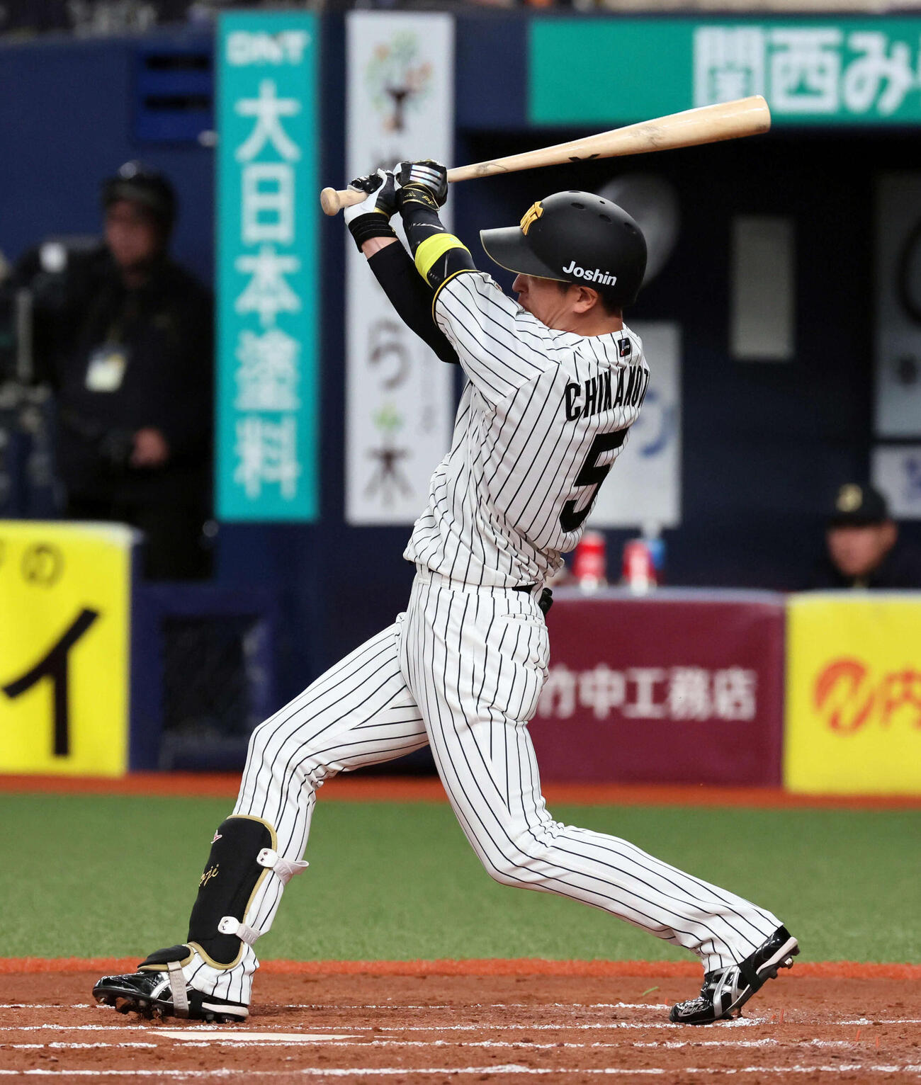 阪神対オリックス　3回表阪神無死、近本は右翼へ二塁打を放つ（撮影・宮崎幸一）
