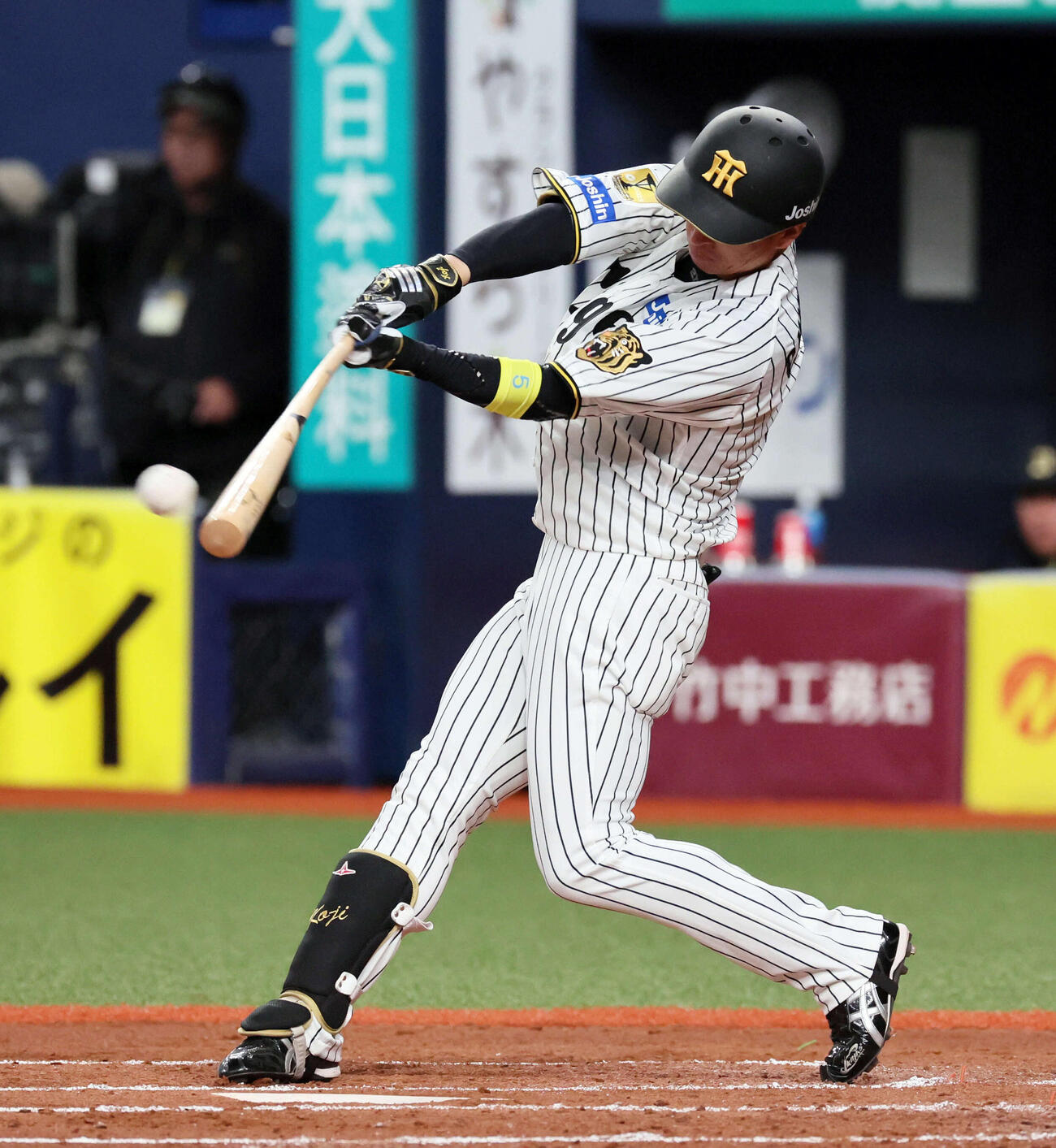 阪神対オリックス　3回表阪神無死、近本は右翼へ二塁打を放つ（撮影・宮崎幸一）