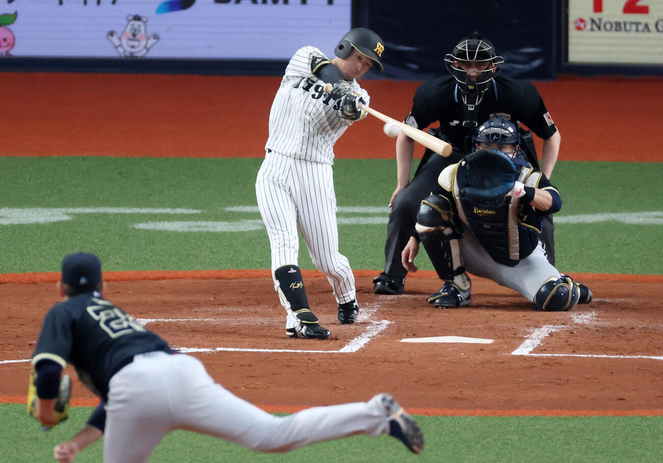 阪神対オリックス　3回裏阪神無死、近本は右越え二塁打を放つ。投手九里（撮影・加藤哉）