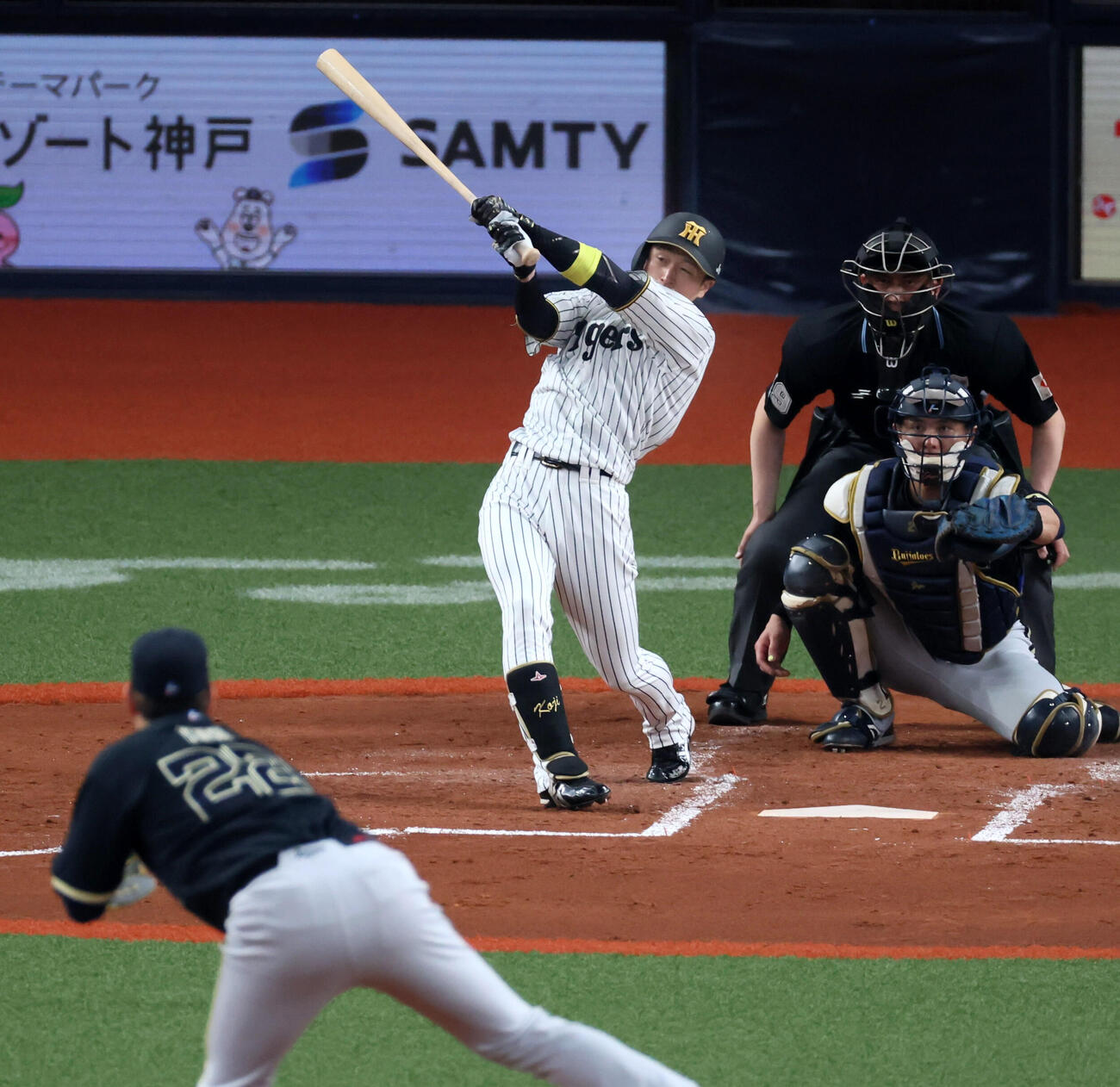 阪神対オリックス　3回裏阪神無死、近本は右越え二塁打を放つ。投手九里（撮影・加藤哉）