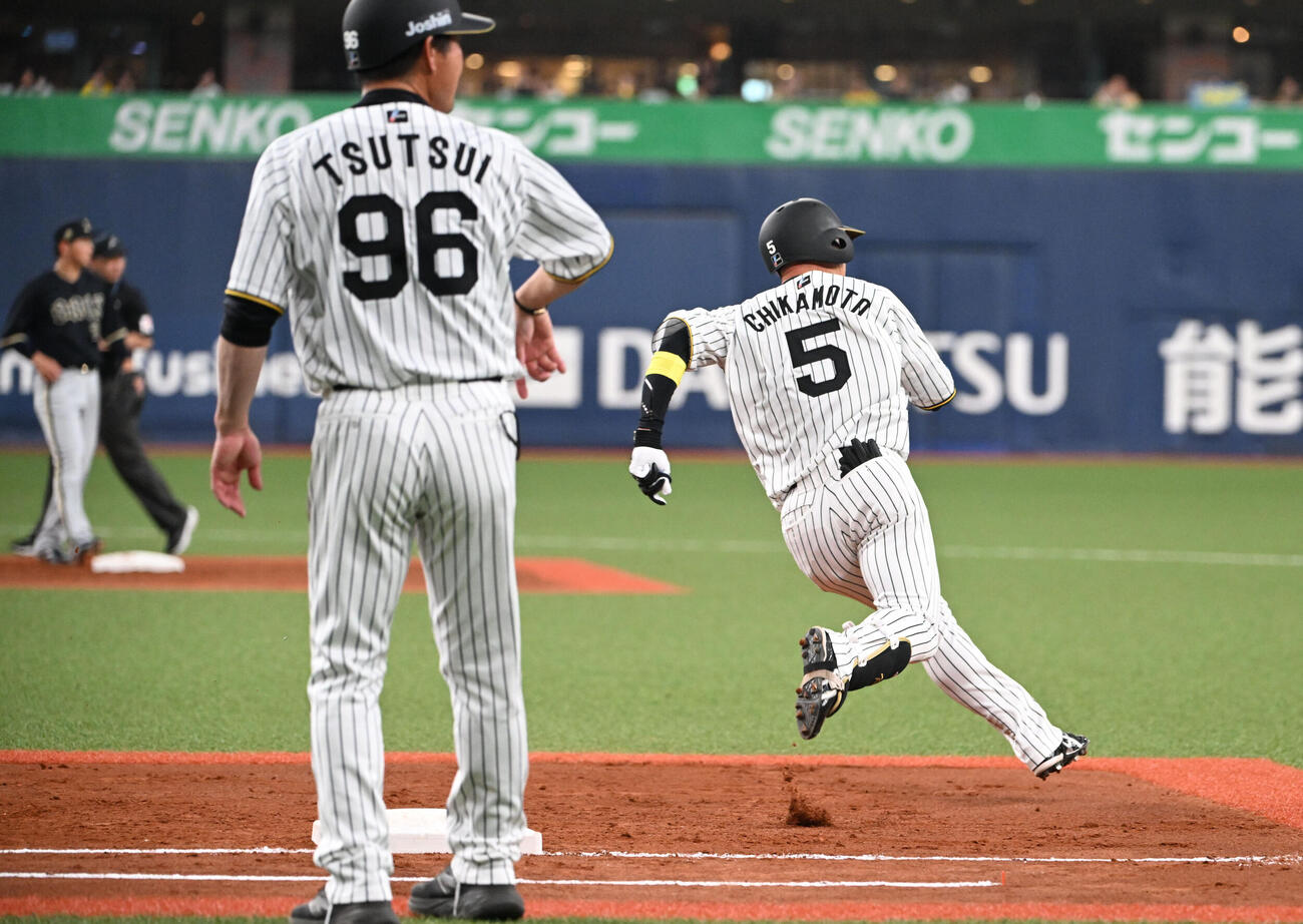阪神対オリックス　3回裏阪神無死、右翼線に二塁打を放つ近本（撮影・和賀正仁）