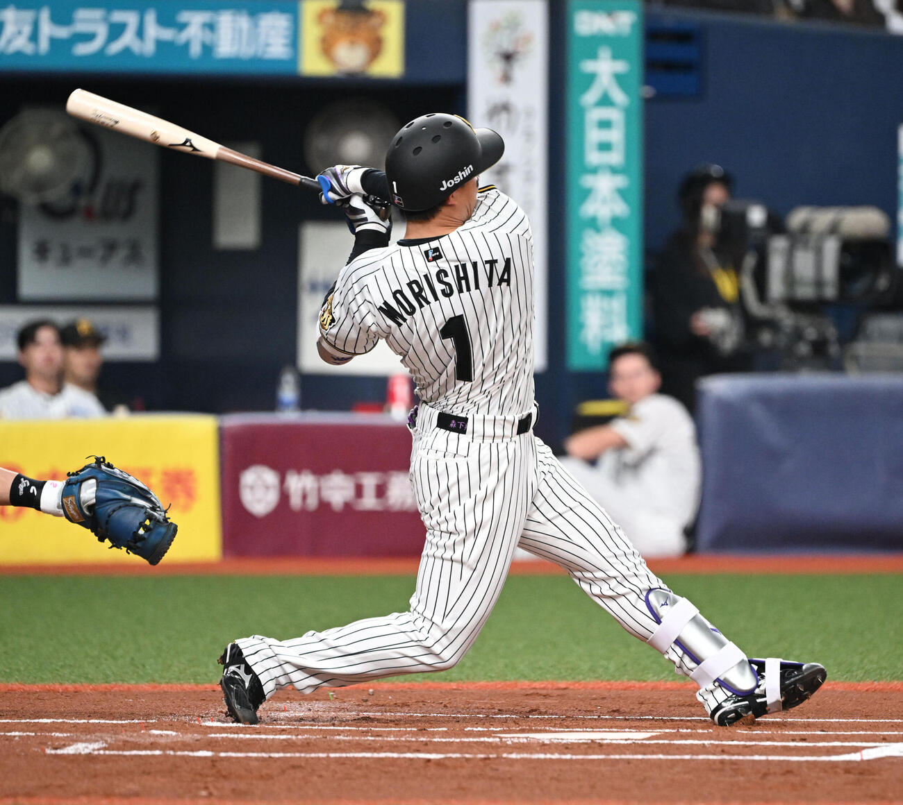 阪神対オリックス　1回裏阪神1死一塁、左前打を放つ森下（撮影・和賀正仁）