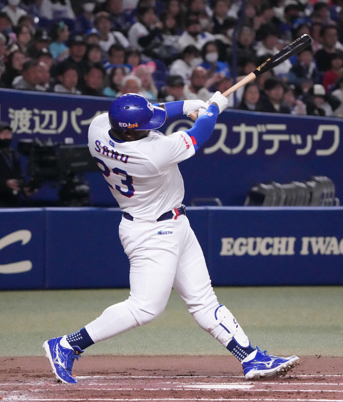 中日対ロッテ　2回裏中日無死、左越え本塁打を放つサノー（撮影・森本幸一）