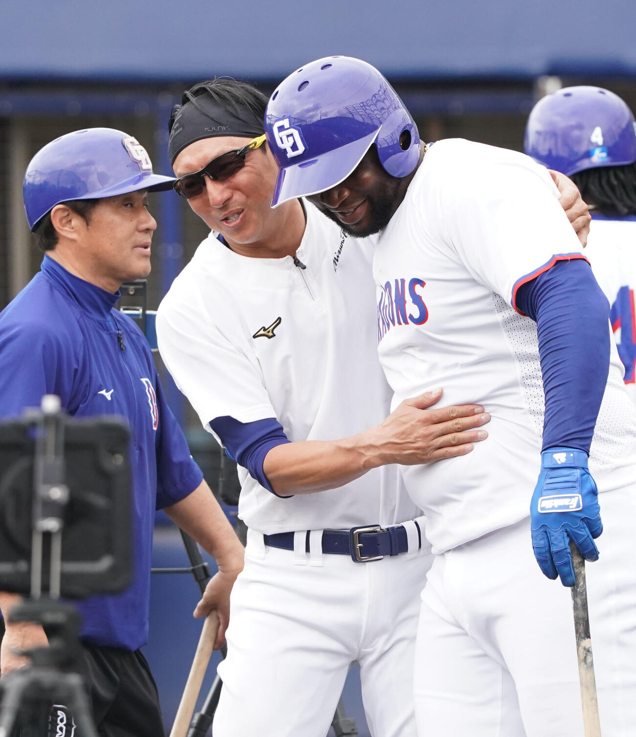 川崎臨時コーチ兼選手（中央）はサノーと言葉を交わす（2026年2月撮影）