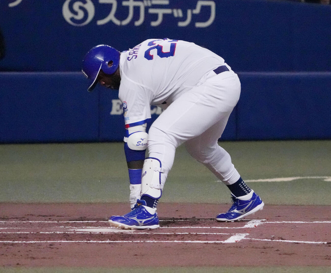 中日対ロッテ　2回裏中日無死、左越え本塁打を放ちゴリラパフォーマンスで生還するサノー（撮影・森本幸一）