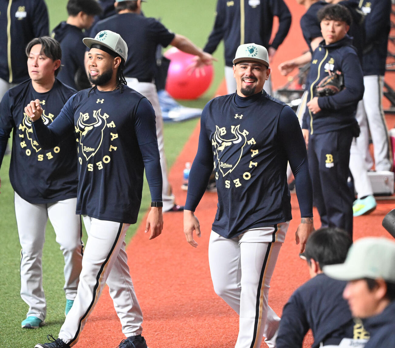 笑顔でチームに合流するオリックス・マチャド（撮影・和賀正仁）