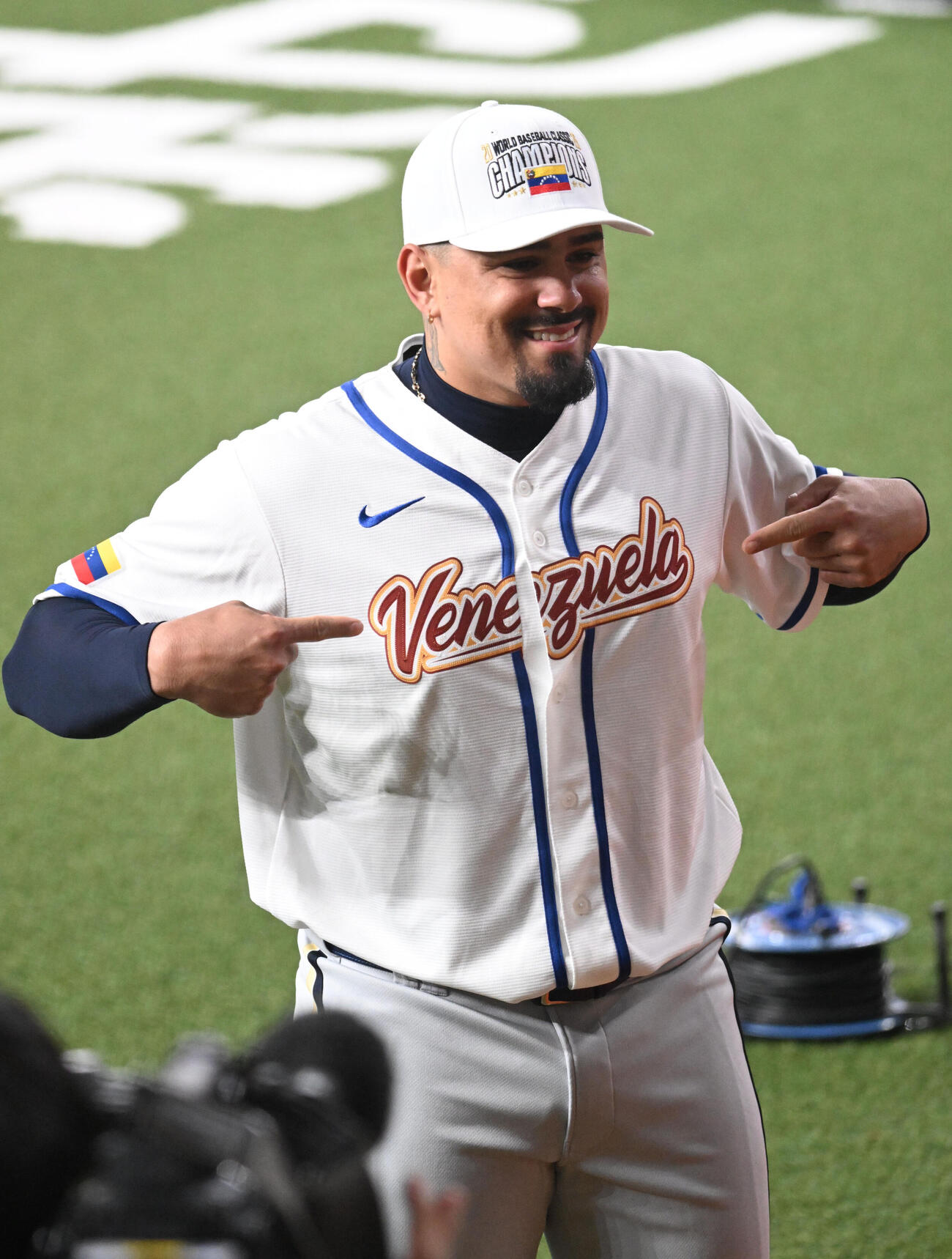 ベネズエラのユニホームとチャンピオンキャップを披露するオリックス・マチャド（撮影・和賀正仁）