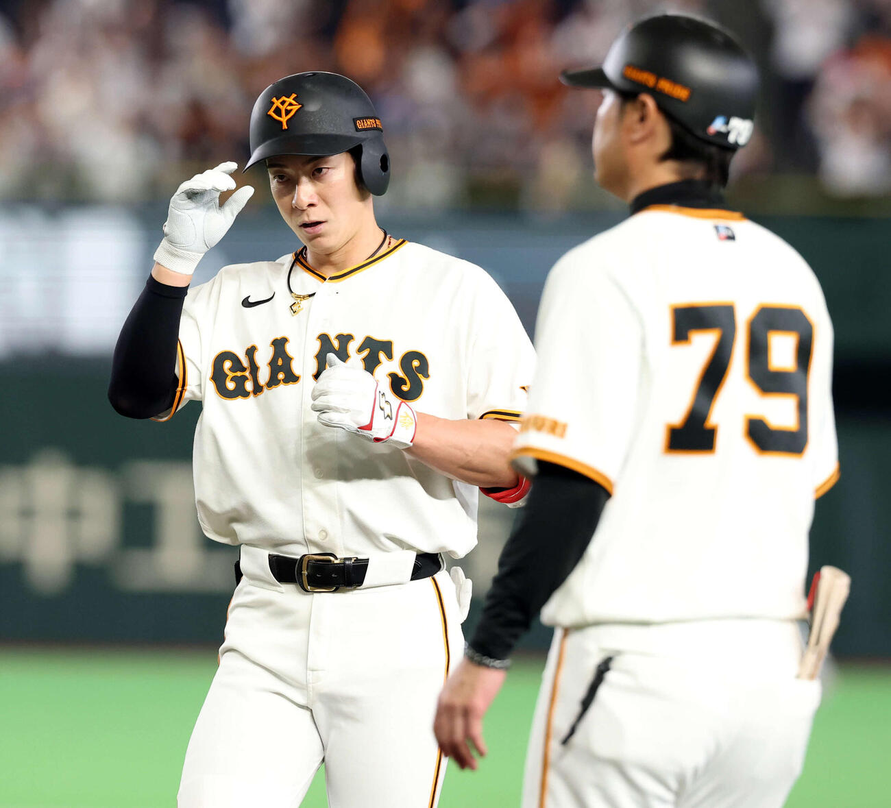 巨人対楽天　3回裏巨人1死、松本は中前打を放ちベンチを見る（撮影・浅見桂子）