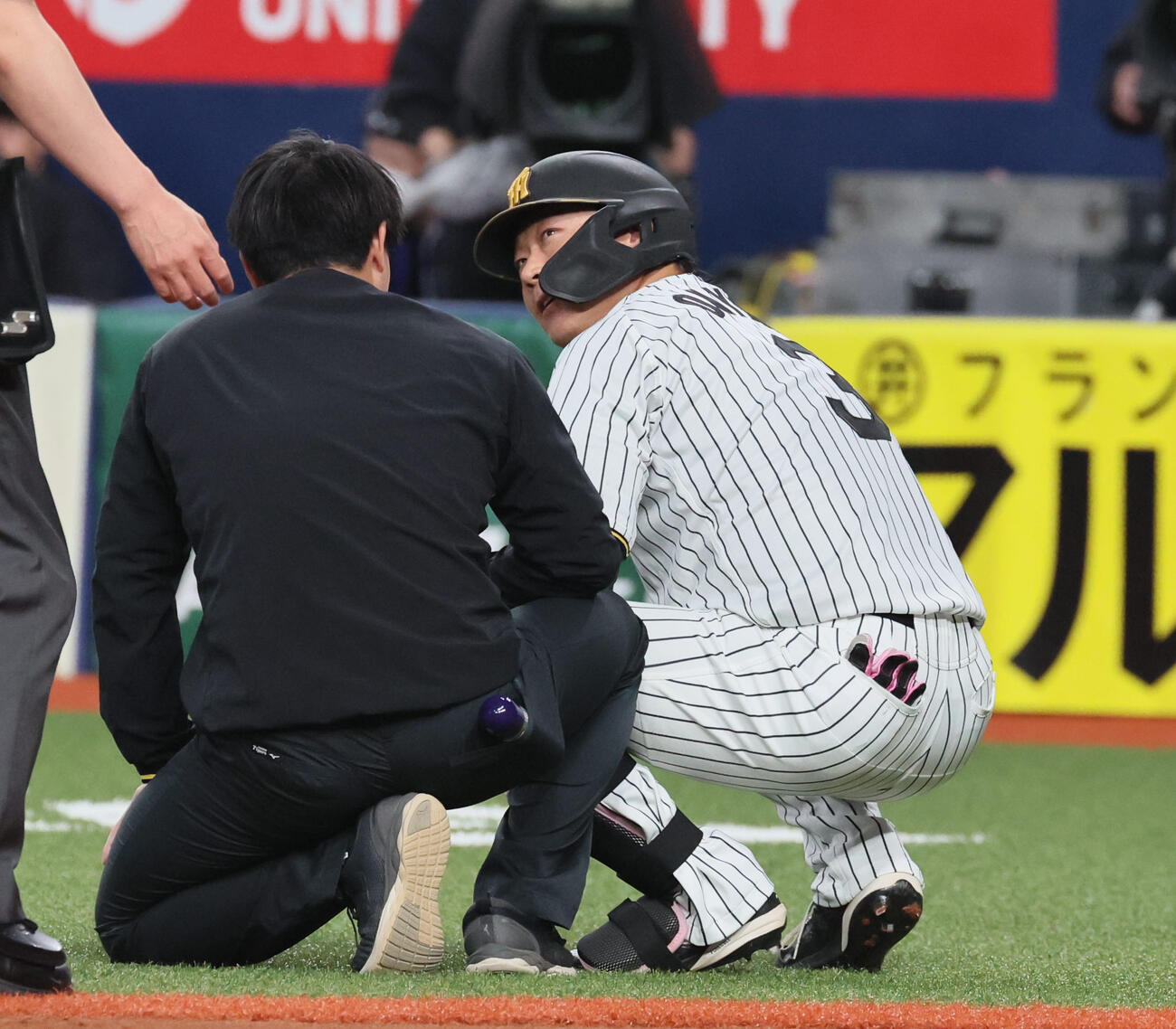 阪神対オリックス　4回表阪神1死、大山は死球を受ける（撮影・宮崎幸一）