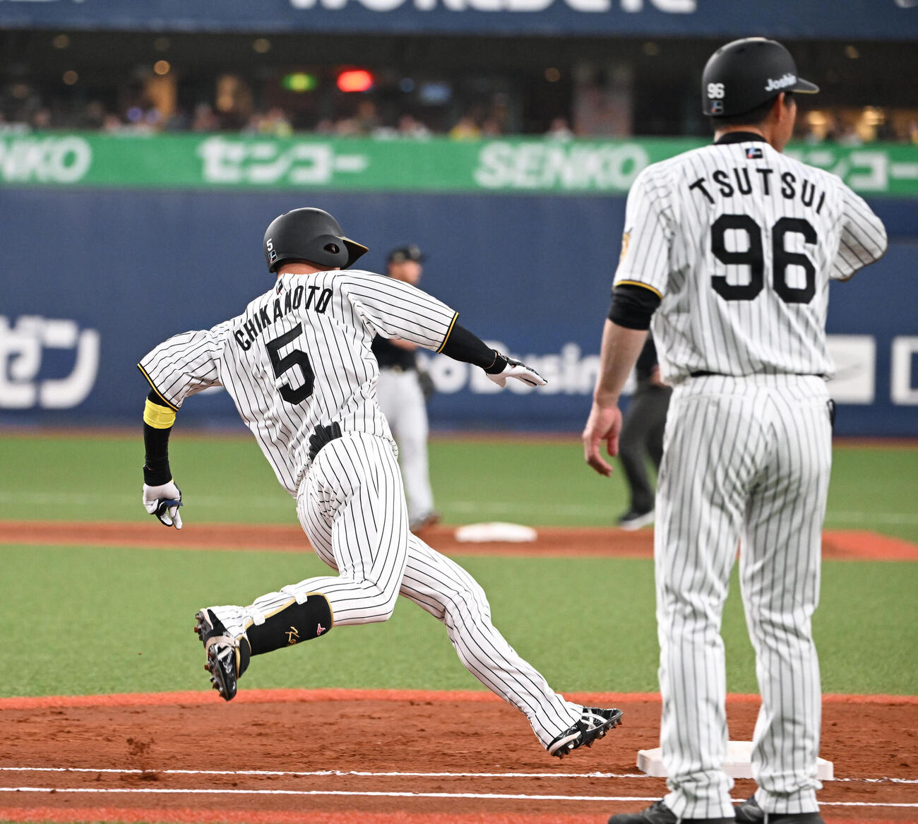 阪神対オリックス　3回裏阪神無死、右翼線に二塁打を放つ近本（撮影・和賀正仁）