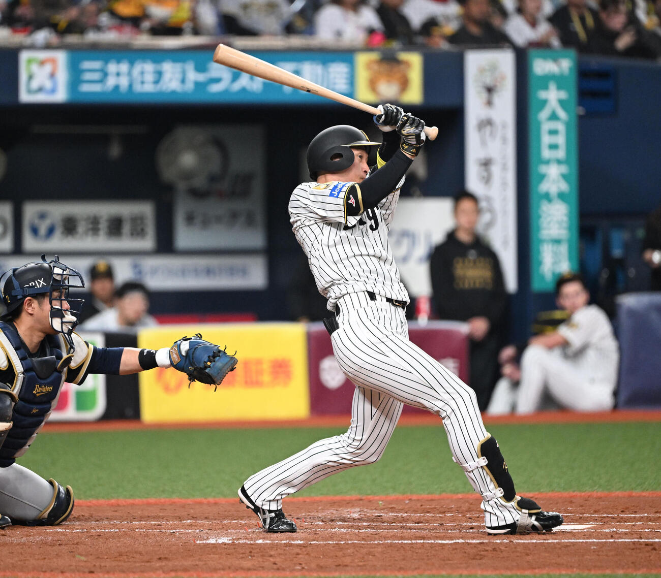 阪神対オリックス　3回裏阪神無死、右翼線に二塁打を放つ近本（撮影・和賀正仁）
