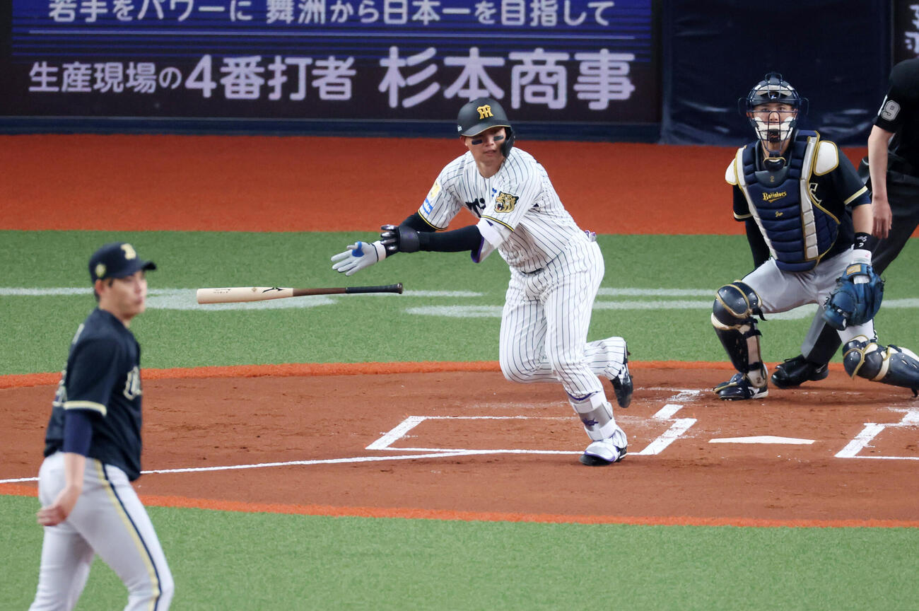 阪神対オリックス　1回裏阪神1死一塁、森下は左前打を放つ。投手九里（撮影・加藤哉）
