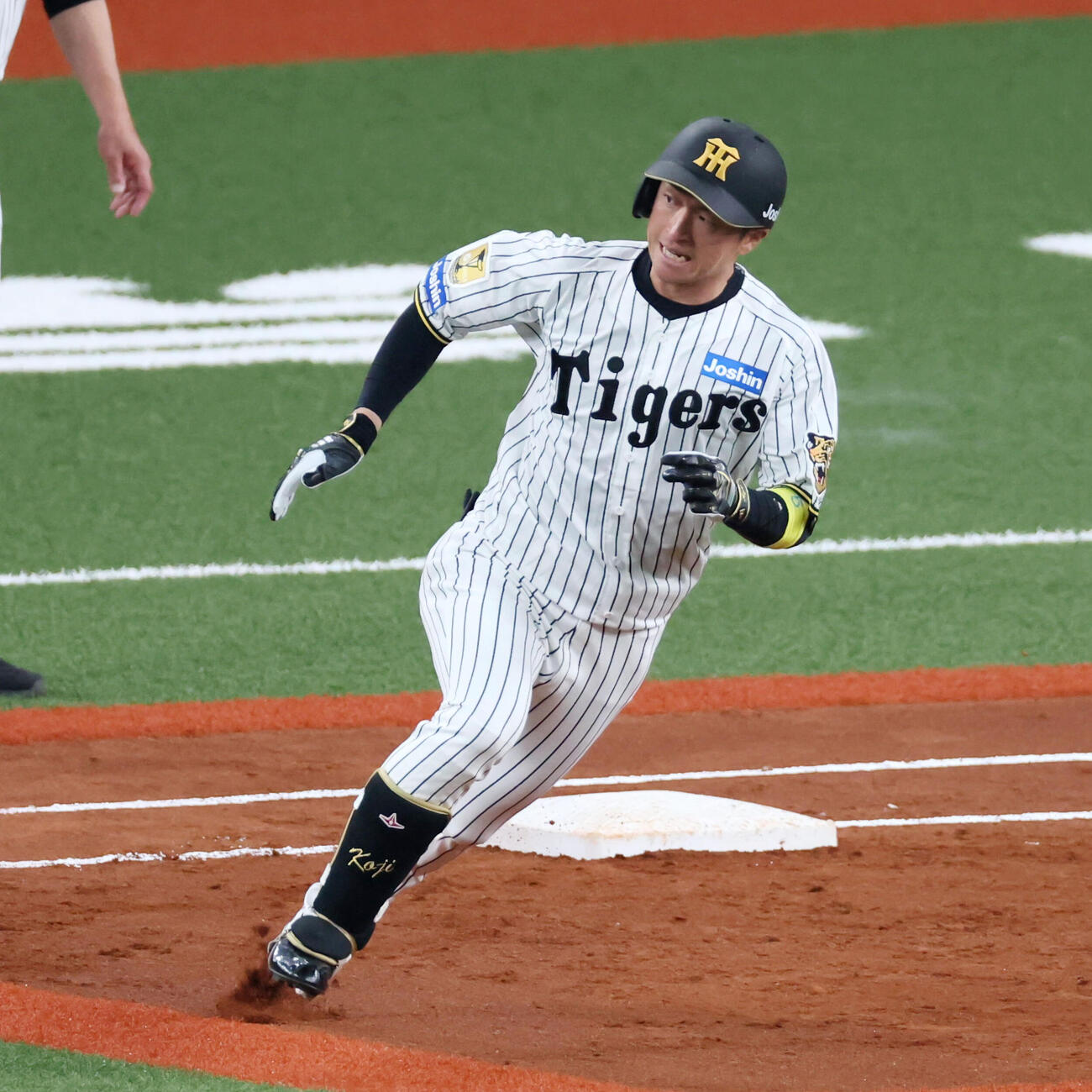 阪神対オリックス　3回裏阪神無死、近本は右越え二塁打を放つ（撮影・加藤哉）