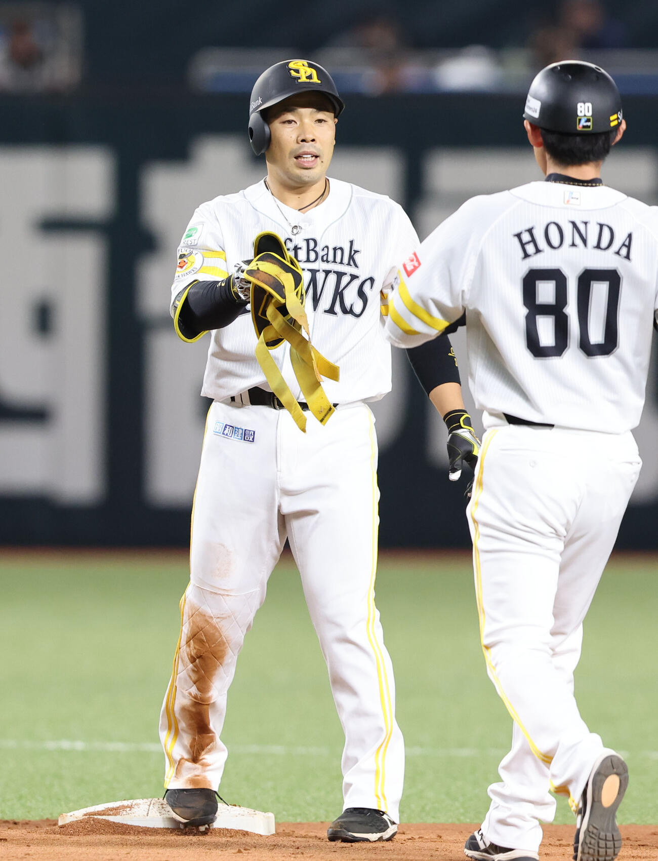 ソフトバンク対広島　1回裏ソフトバンク2死、右越え二塁打を放った近藤（撮影・梅根麻紀）
