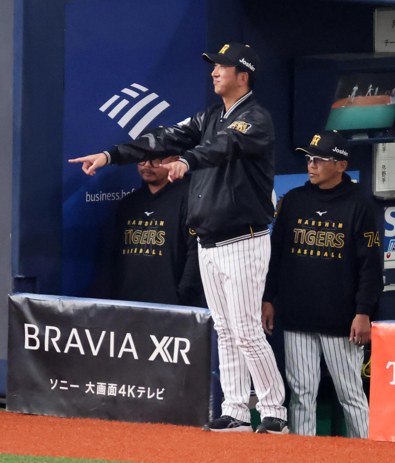 阪神対オリックス　5回裏阪神2死一塁、藤川監督は岡城の二塁判定にリクエストする（撮影・加藤哉）