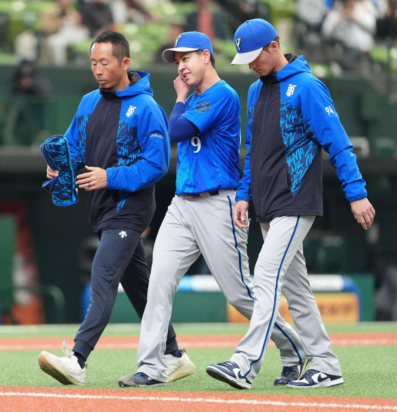 西武対DeNA 3回裏、治療のためベンチへ戻るDeNA平良（中央）（撮影・鈴木みどり）