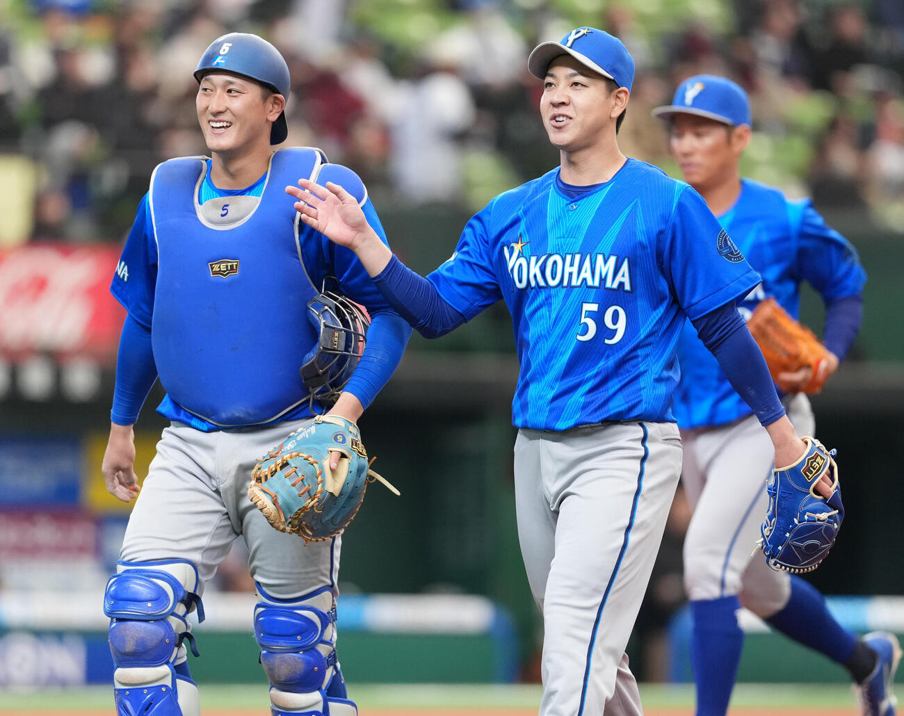 西武対DeNA 4回裏まで無失点に抑え、松尾（左）と話しながらベンチへ戻るDeNA平良（撮影・鈴木みどり）