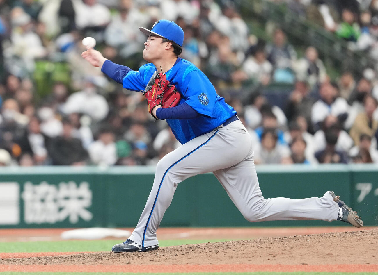 西武対DeNA 7回裏から5番手で登板したDeNA伊勢（撮影・鈴木みどり）
