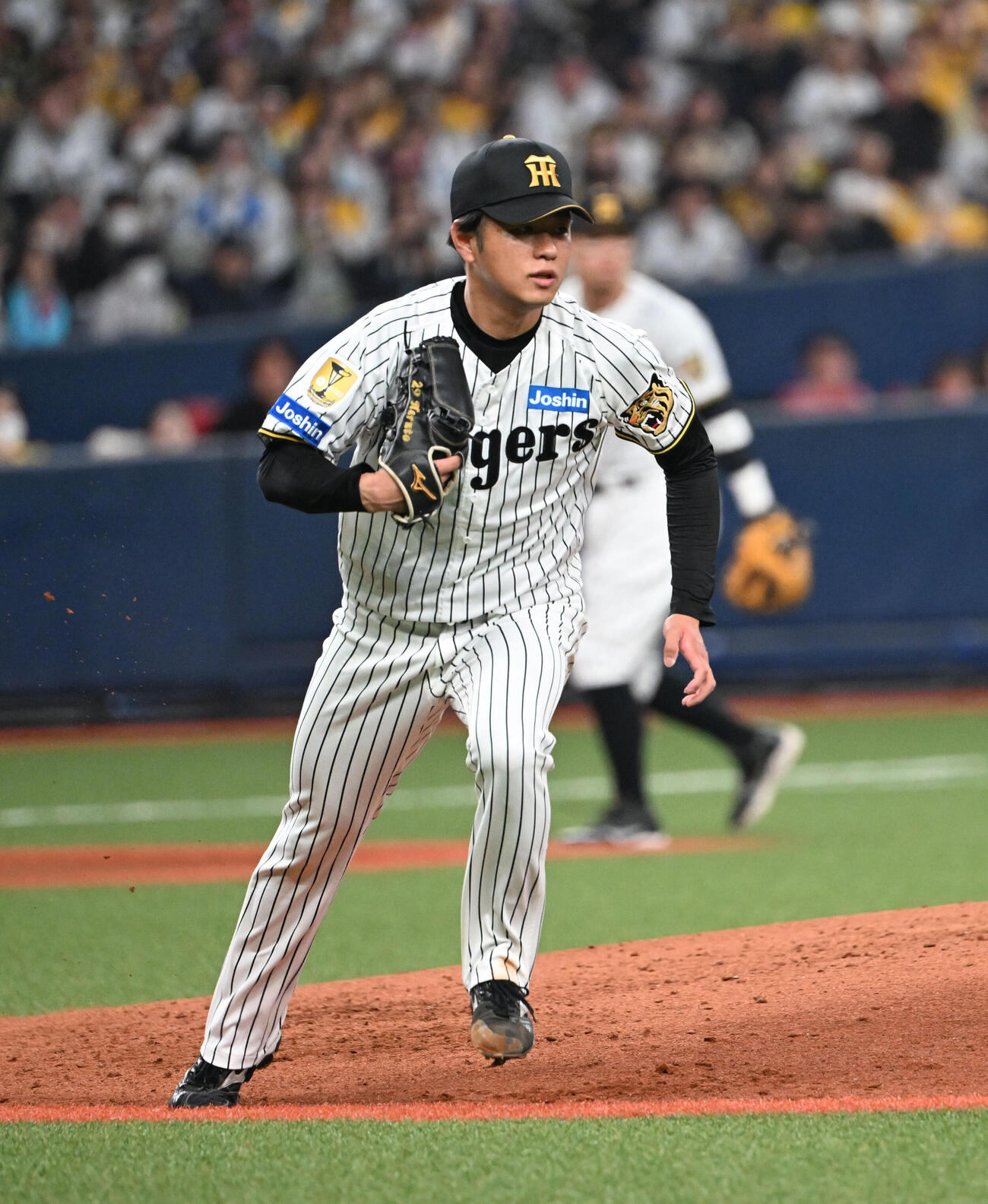 阪神対オリックス　5回表オリックス2死満塁、麦谷の打球で一塁ベースカバーに走る高橋（撮影・和賀正仁）