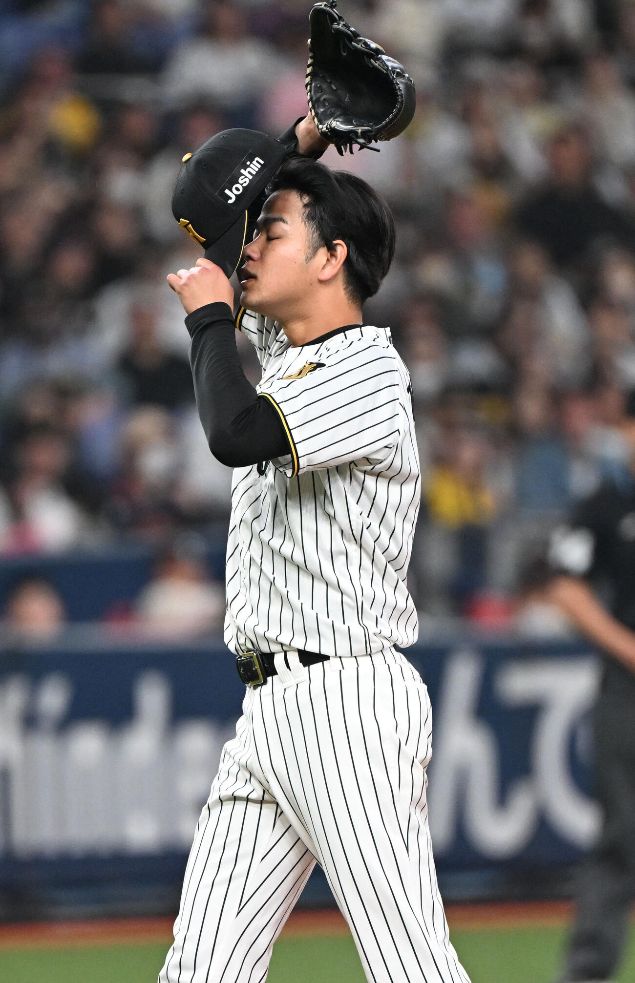 阪神対オリックス　5回表オリックス1死二、三塁、若月に四球を出し汗を拭う高橋（撮影・和賀正仁）