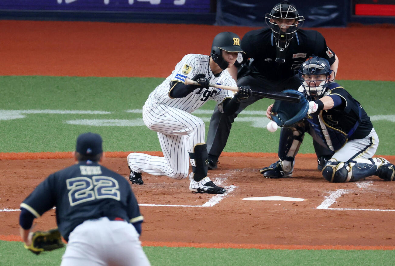 阪神対オリックス　3回裏阪神無死二塁、中野は送りバント成功。投手九里（撮影・加藤哉）