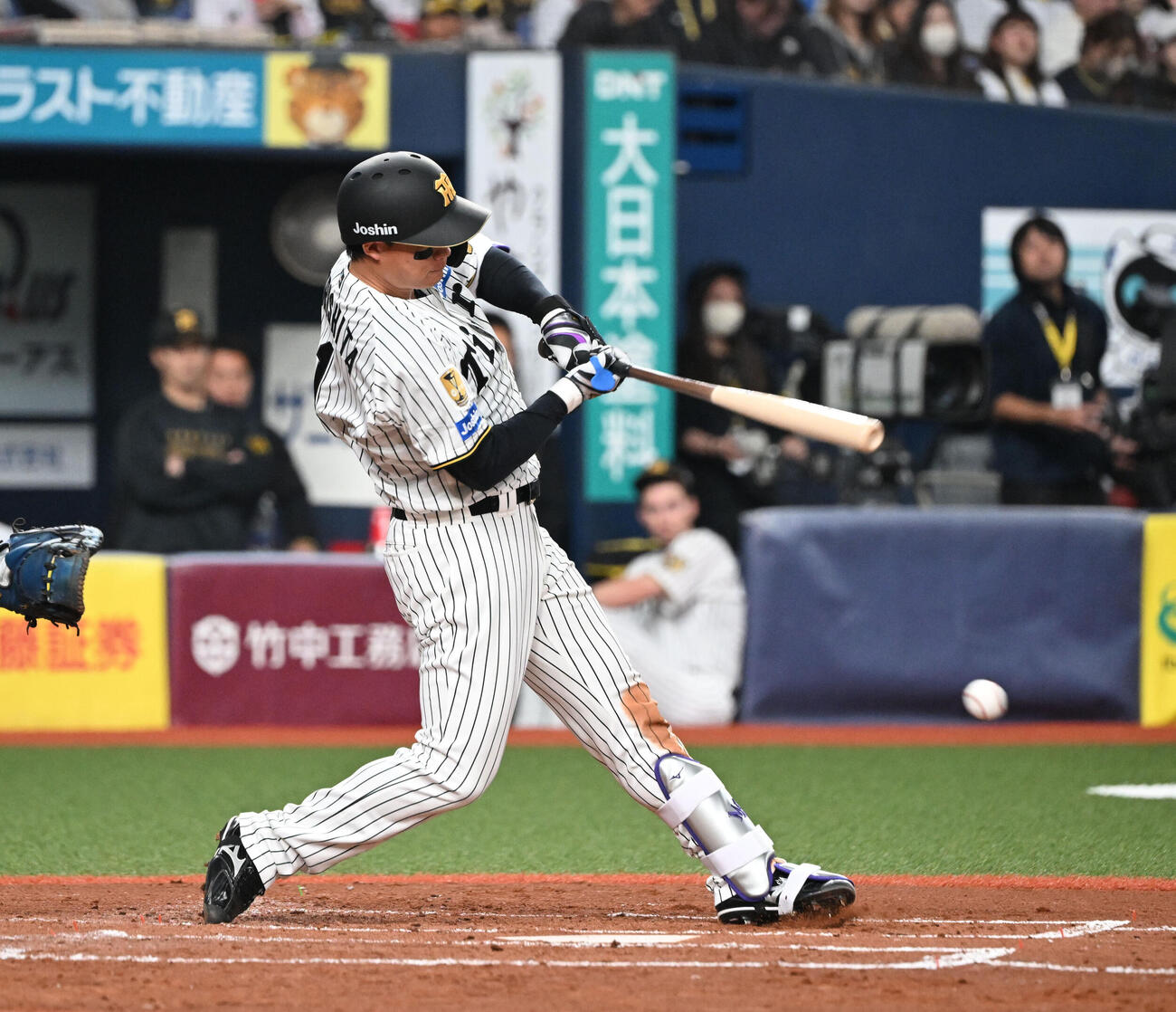 阪神対オリックス　3回裏阪神1死三塁、二ゴロを放ち三塁走者を迎える森下（撮影・和賀正仁）