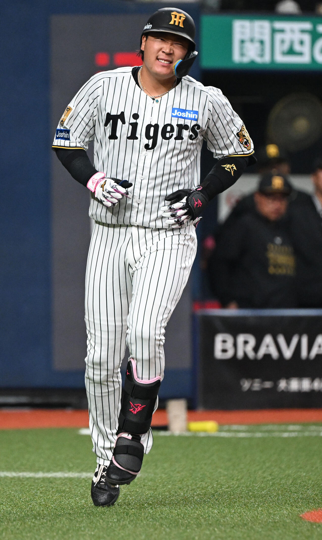 阪神対オリックス　4回裏阪神1死、死球を受ける大山（撮影・和賀正仁）