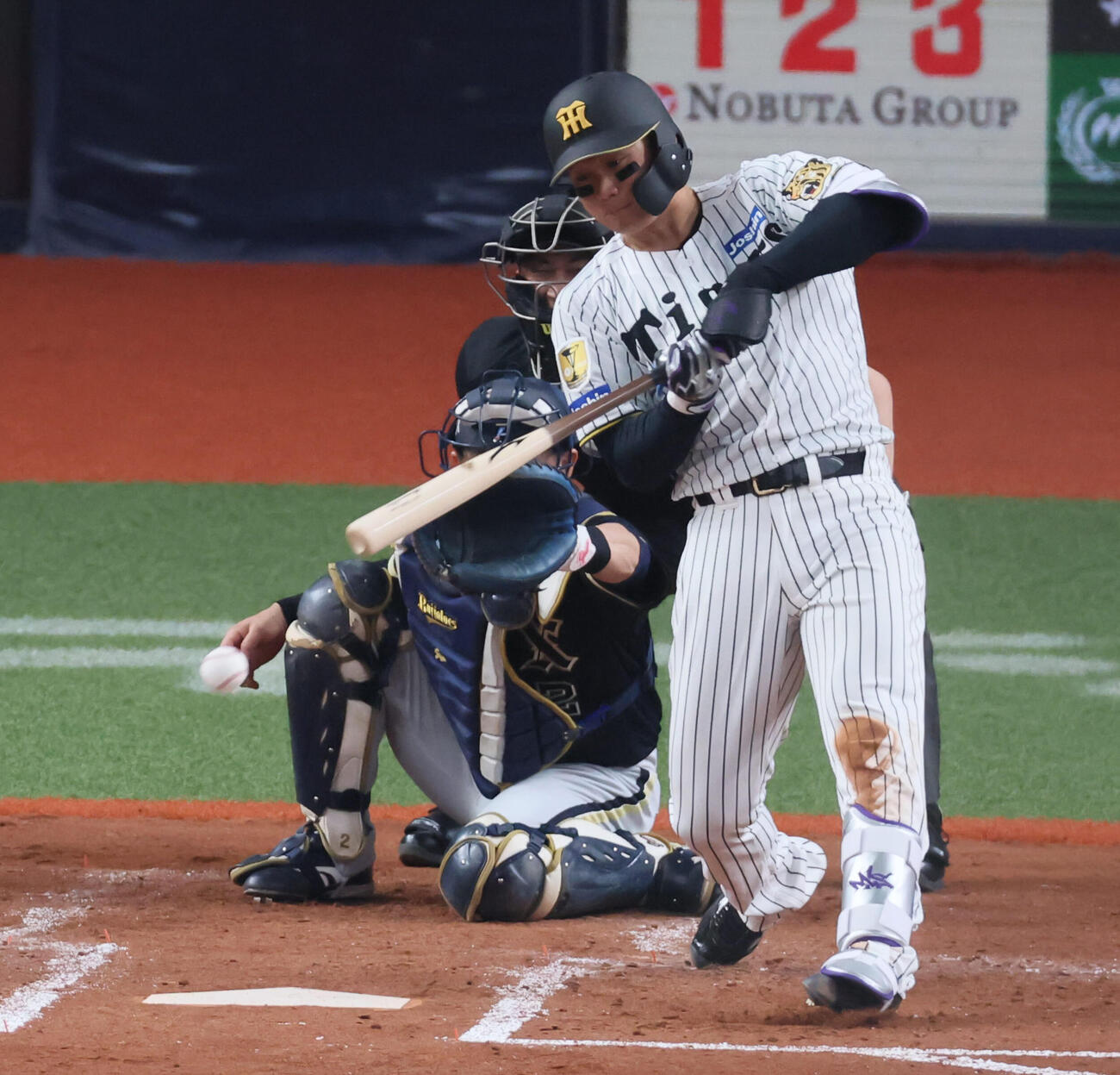 阪神対オリックス　3回裏阪神1死三塁、森下は二ゴロを打って得点を挙げる（撮影・加藤哉）