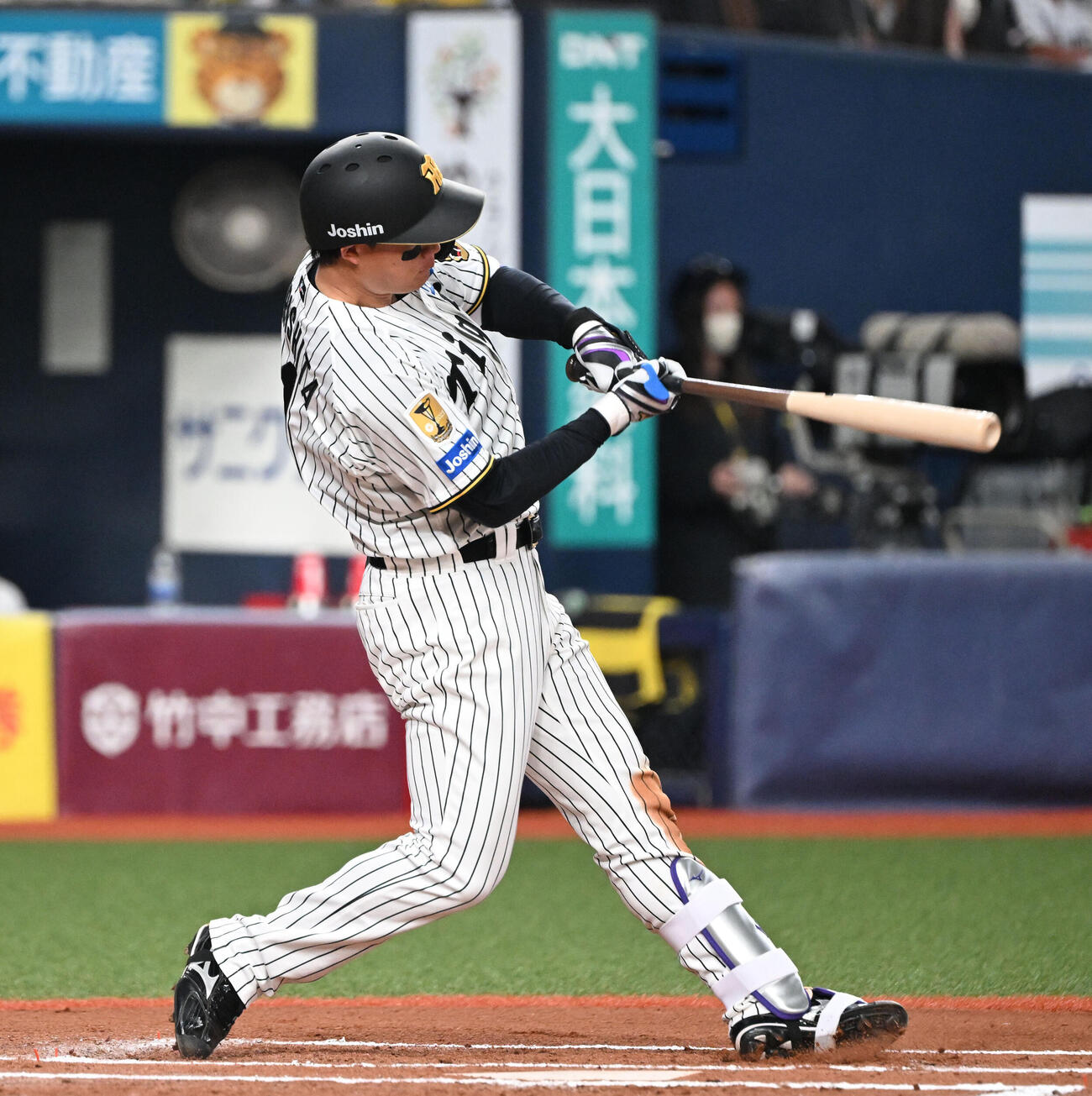 阪神対オリックス　6回裏阪神無死、左翼線に二塁打を放つ森下（撮影・和賀正仁）