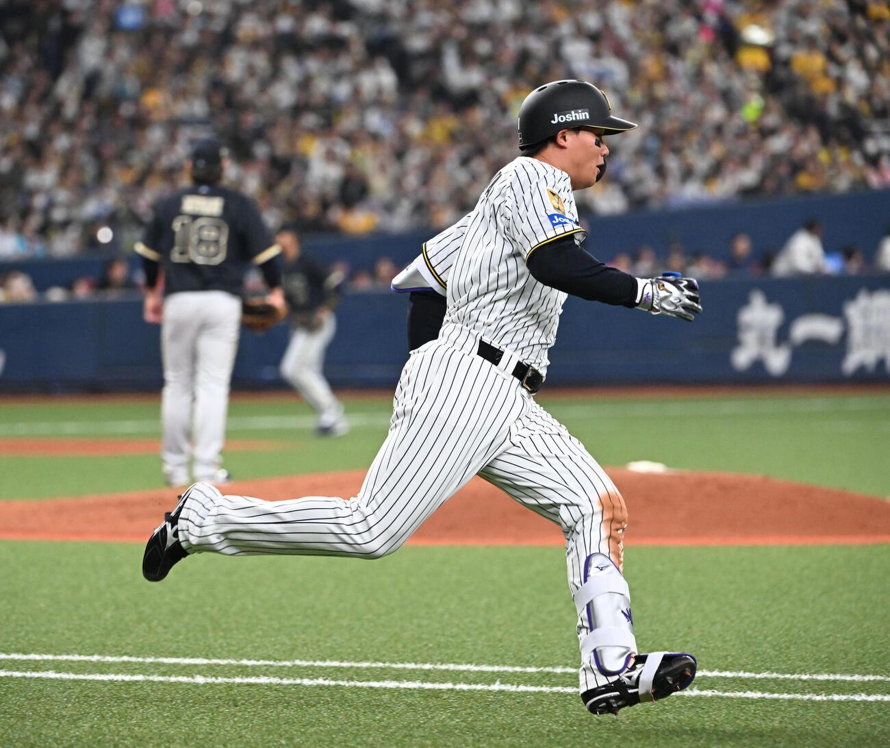 阪神対オリックス　6回裏阪神無死、左翼線に二塁打を放つ森下（撮影・和賀正仁）