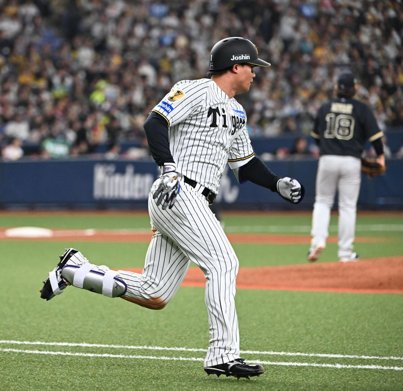 阪神対オリックス　6回裏阪神無死、左翼線に二塁打を放つ森下（撮影・和賀正仁）