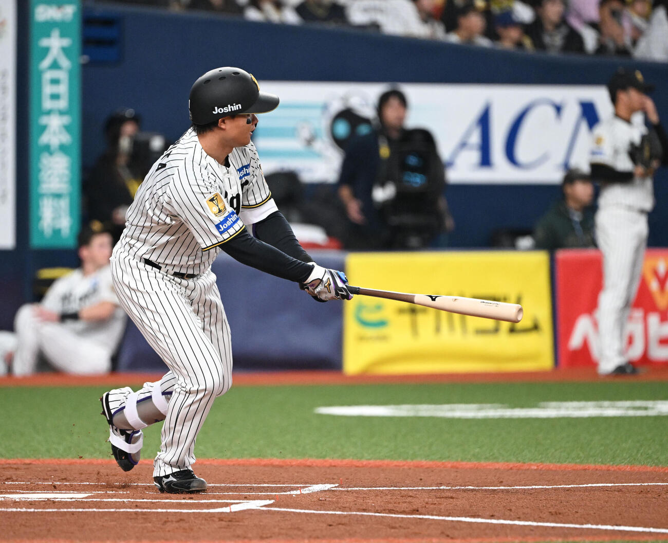阪神対オリックス　1回裏阪神1死一塁、左前打を放つ森下（撮影・和賀正仁）