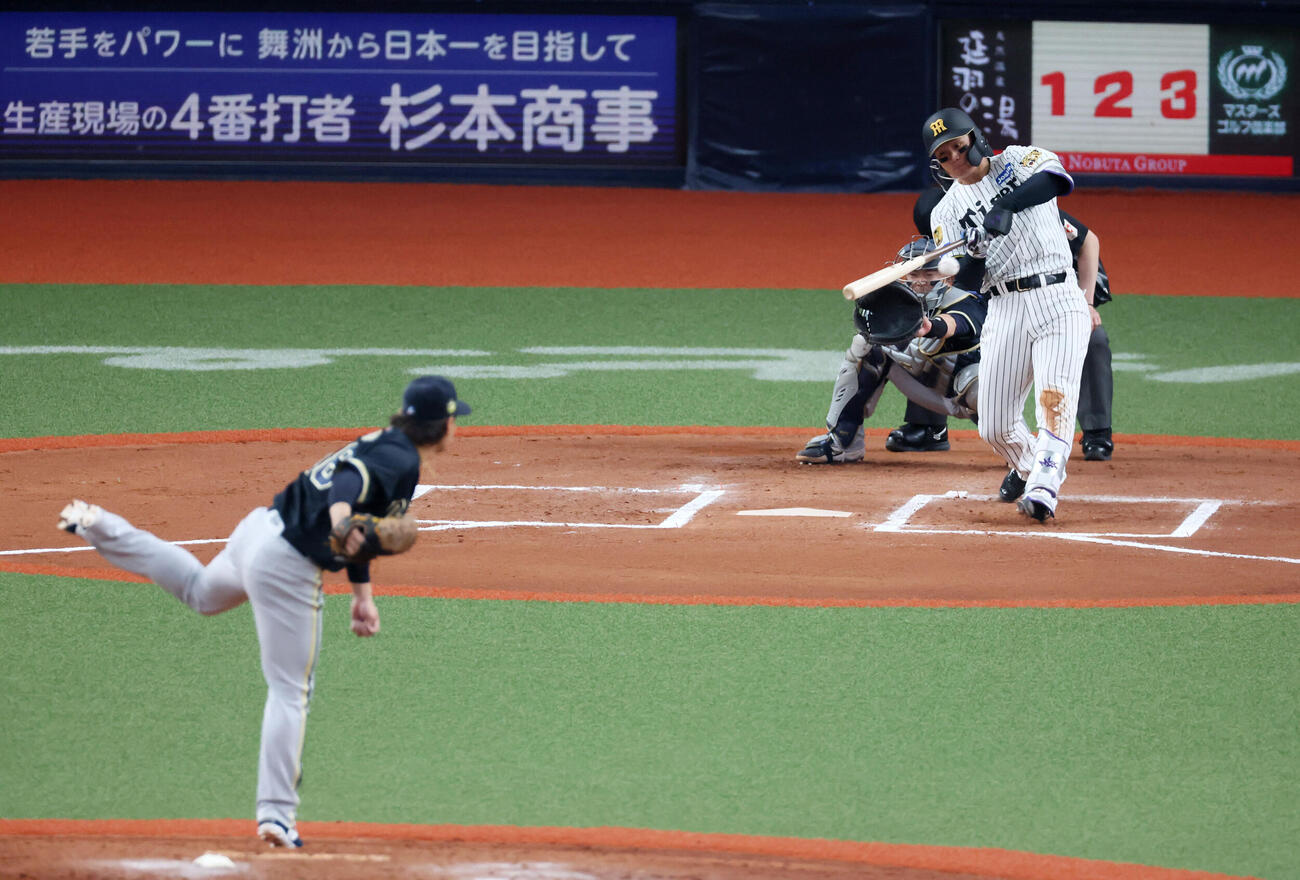 阪神対オリックス　6回裏阪神無死、森下は宮城から左越え二塁打を放つ。捕手森（撮影・加藤哉）