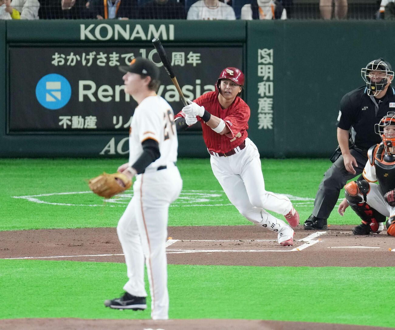 巨人対楽天　1回表楽天1死一塁、右安打を放つ黒川。投手はハワード（撮影・増田悦実）